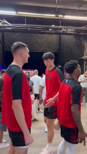 与队友一一击掌！开拓者队记：杨瀚森准备好了！