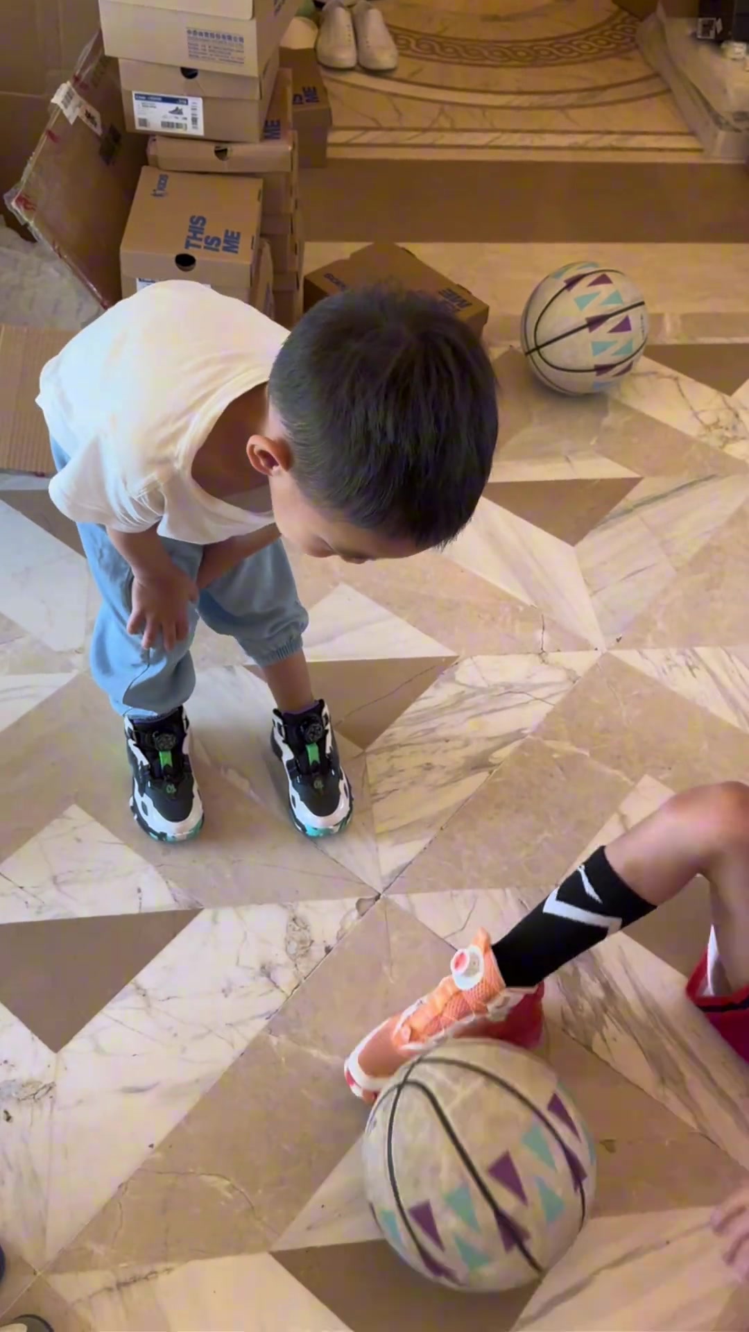 抽象派画家！糊糊涂涂描绘周琦 后者调侃：这太丑了吧